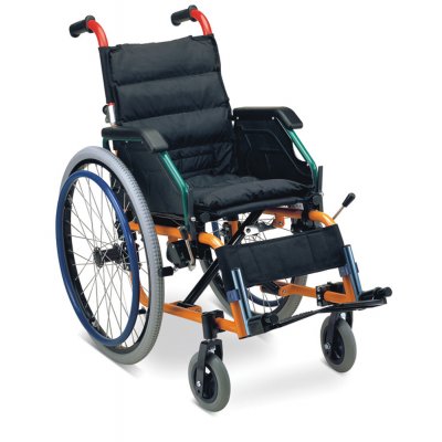 Αμαξίδιο αναπηρικό, πτυσσόμενο, με σκελετό αλουμινίου. Διατίθεται με ανυψούμενους βραχίονες γραφείου, αποσπώμενους (quick release ) φουσκωτούς τροχούς και φρένα με μηχανισμό de luxe προς αποφυγή ανατροπής.