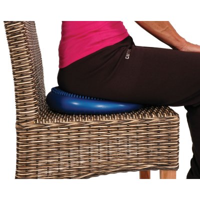 Το μαξιλάρι με αέρα Mambo Max Standard Cushion, χρησιμοποιείται για ασκήσεις φυσικοθεραπείας, ισορροπίας και συντονισμού, βελτιώνοντας τη στάση του σώματος.